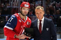 Андрей Валерьянович Точицкий, Вице-Президент по хоккейным операциям КХЛ, перед матчем в Ярославле вручил Александру Радулову памятную медаль за 250 шайб в Континентальной Хоккейной Лиге!